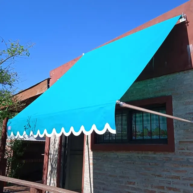 Toldo de brazo recto instalado sobre la vidriera de un local en Rosario