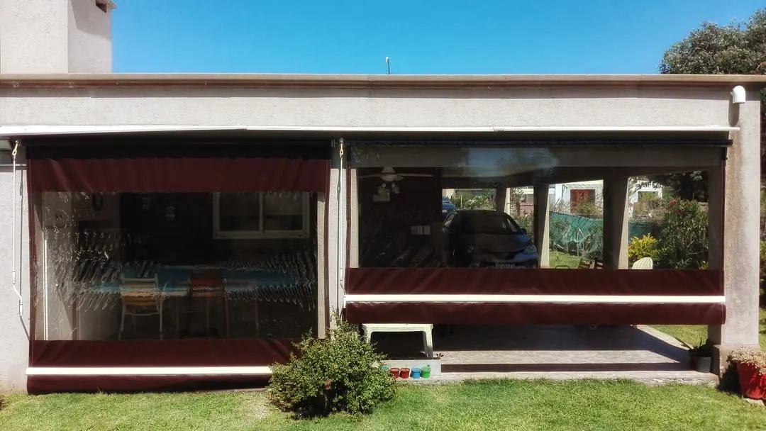Toldo de lona fabricado e instalado por Litoral Toldos en una vivienda de Rosario