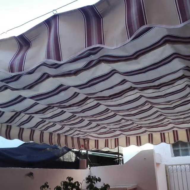 Toldo de patio de lona instalado en una vivienda de Rosario
